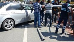 Maltepe sahil yolunda seyir halindeki araca direk girdi
