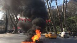 Kontrolden çıkan motosiklet alev aldı