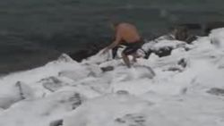 Kar ve soğuk havaya aldırmadan denize girdi