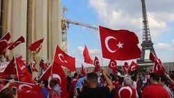 FETÖ'nün darbe girişimi Paris'te protesto edildi