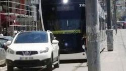 Antalya'da bir sürücü aracını rayların üzerine park etti