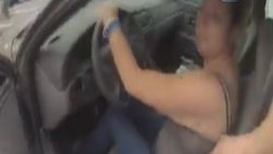 Kadın sürücü polisi aracıyla sürükledi İZLE