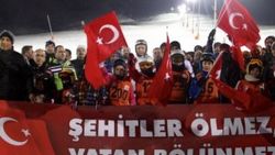 Yıldız Dağı'nda şehitler için meşaleli kayak