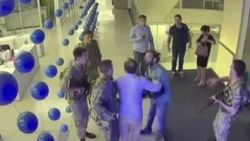 Darbecilere direnen kadın: Ben doğurdum sizi