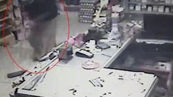 Etek giyen hırsız akrabasının marketini soydu