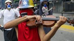 Venezuela'da keman çalan protestocu