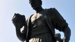 Madenci heykelindeki kazma çalındı