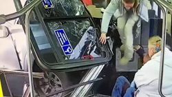 New York'ta kamyonet otobüsün içine daldı