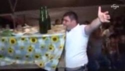 Düğünde masayı dişleriyle tutarak dans etti