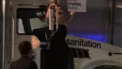 Lady Gaga ağlayarak Trump'ın kapısına dayandı