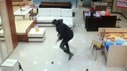 Kadın çalışan hırsızı yakalayıp polise teslim etti İZLE