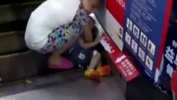 Çin'de yine yürüyen merdiven kazası yaşandı