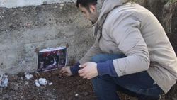 Ölen kedilerini aile kabristanlığına gömdüler