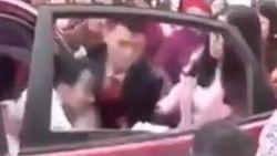Çinli damat, gelini arabadan yaka paça indirdi