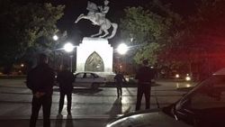 Aracını Atatürk Anıtı önüne park edip marş çaldı