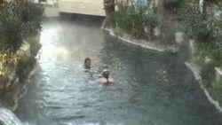 Pamukkale'de kış ortasında havuz keyfi İZLE