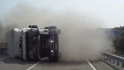 Devrilen tır otomobile metreler kala durdu