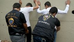 İstanbul'da okulların çevresinde denetim: 8 gözaltı