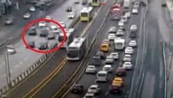 Makas atan sürücü zincirleme kazaya neden oldu