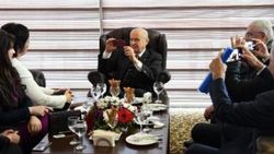 Devlet Bahçeli Kadın Kolları'nın fotoğrafını çekti