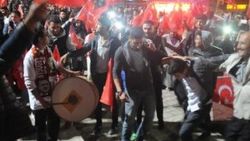 Bursa Ak Parti önünde davullu zurnalı kutlama
