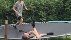 Trambolinde zıplayan adam düşerek kolunu kırdı
