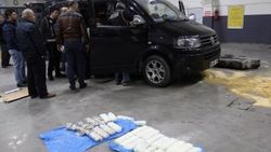 Minibüsün yakıt deposundan 15 kilo esrar çıktı