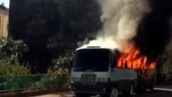 İzmit'te iki minibüs alev alev yandı