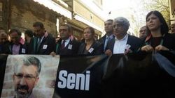 CHP ve HDP'li vekiller Tahir Elçi'nin vurulduğu sokakta buluştu