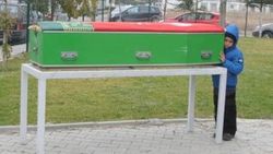 Batan gemide ölen babasının tabutunun başından ayrılmadı