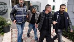 İş hanını çişini yaparken attığı sigara yakmış