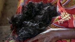 Hindistan'da kadınların uyurken saçları kesildi