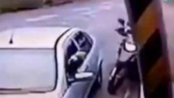 Sürücü kendisini soymak isteyen gaspçılara silah çekti