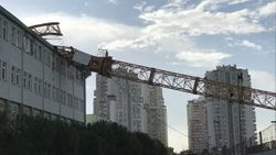 İzmir'de okulun çatısına kule vinç devrildi
