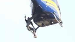 İş için eski Başbakan'ın helikopterine asıldı, tutuklandı