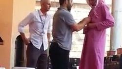 Camiyi ziyaret eden turistleri erkek görevliler giydiriyor
