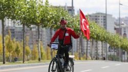 FETÖ'ye tepki için Almanya'dan Ankara'ya bisikletle geldi