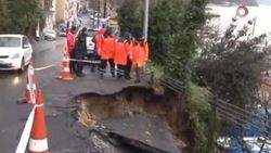 Sarıyer Rumeli Kavağı’nda yoğun yağış sonrası yol çöktü.