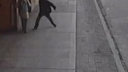 Şizofreni hastası önüne çıkan herkesi bıçakladı İZLE
