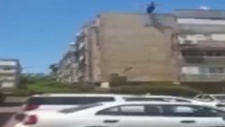 Köşeye sıkışan zanlı yakalanmamak için kendini attı