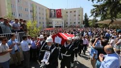 Şehit polisin eşi cenazede isyan etti