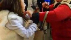 Ankara'da iki kadın sokak ortasında birbirine girdi