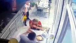 Sevgilisiyle yemek yerken vurularak öldürüldü