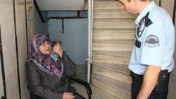 Hocaya okutup gelelim diyerek bileziğini çaldılar