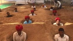 Hindistan'da çiftçiler kendilerini toprağa gömdü