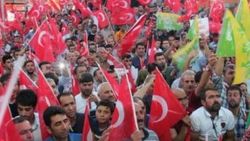 Van'dan darbecilere demokrasi dersi