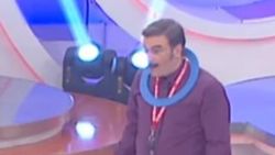 Yarışmacı halkayı Ufuk Özkan'ın kafasına geçirdi