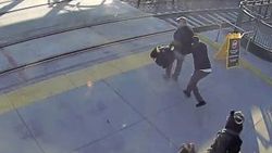 Görme engelli yaşlı adamı kazadan son anda kurtaran yaya