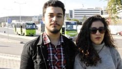 Otobüste başını kız arkadaşının omzuna koyunca dövüldüler