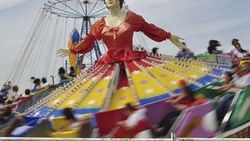 Lunaparkta göğsü açık balerin şaşkınlığı